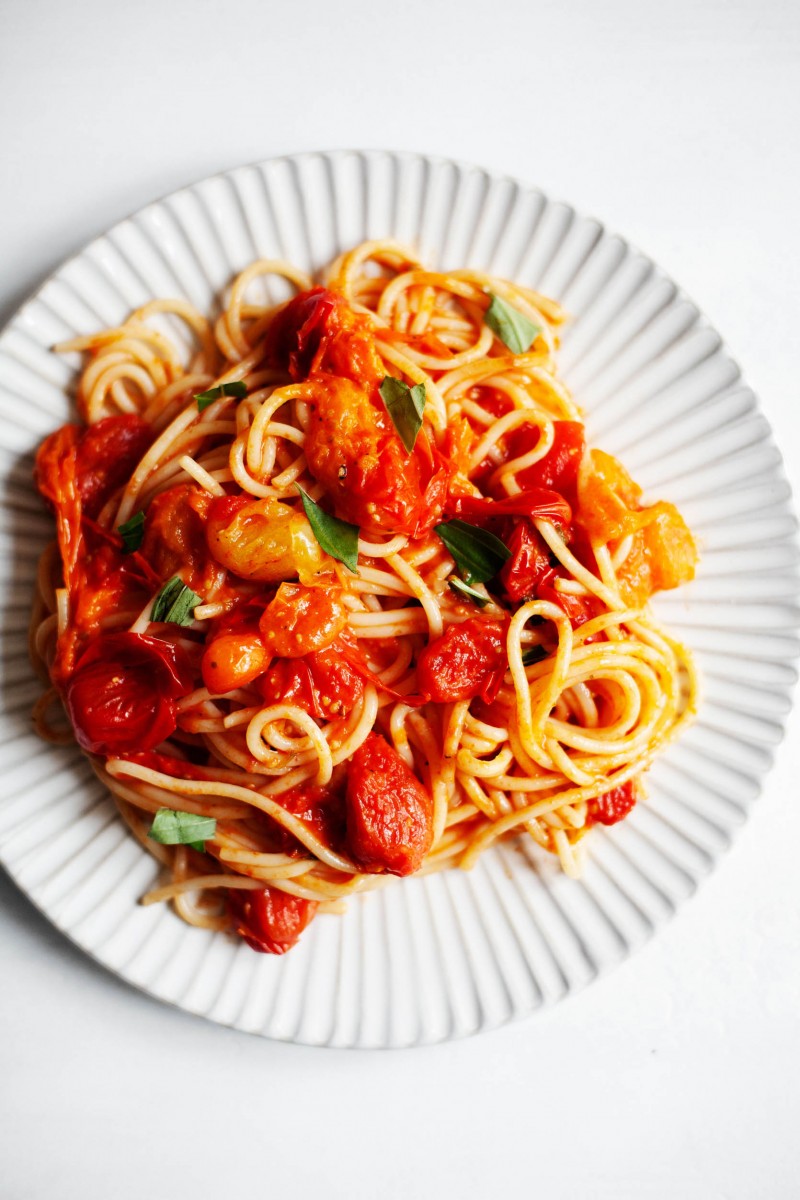 Simple vegan burst cherry tomato pasta | The Full Helping