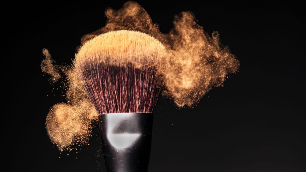 Brush with bronzer on it.