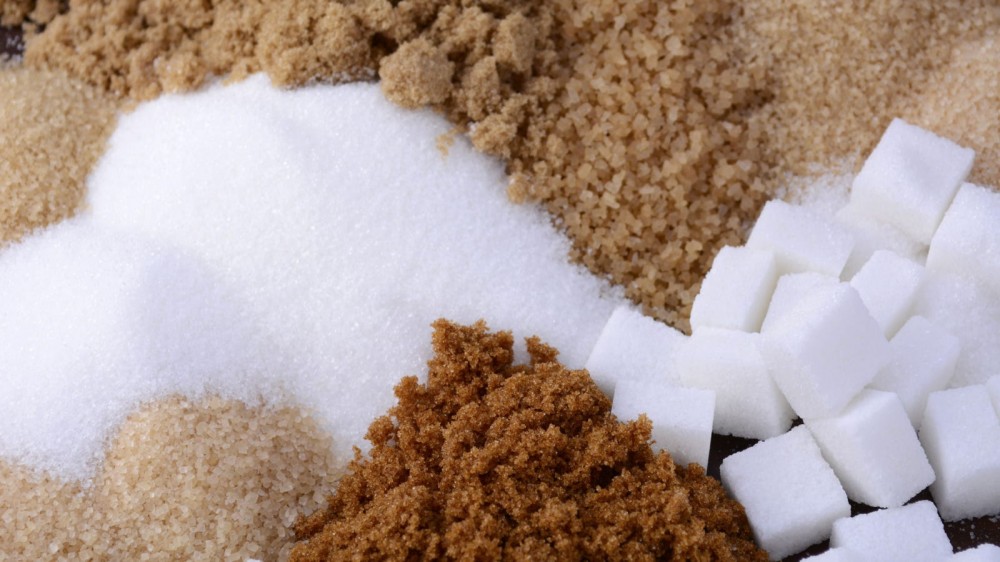 An image displaying all the different types of white and brown sugar. 